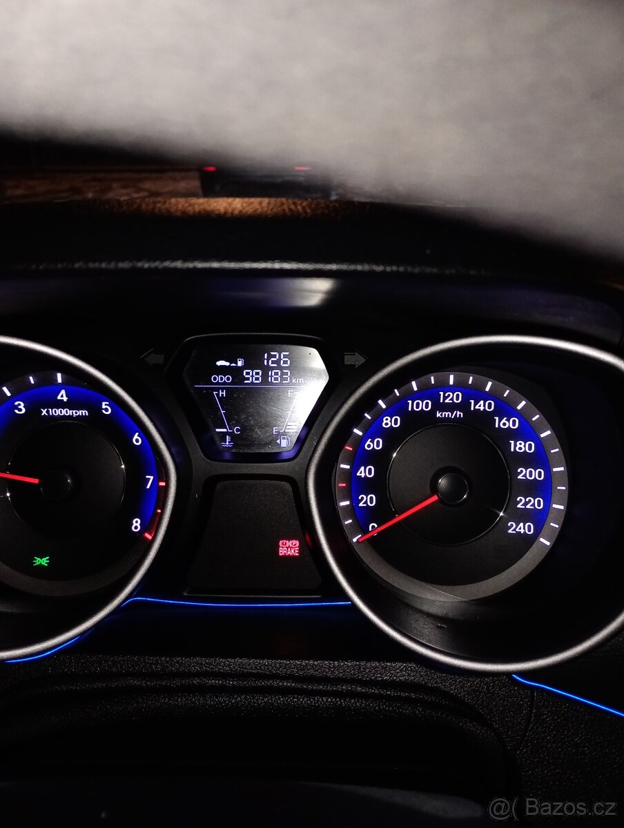 Hyundai Elantra 5 - 8