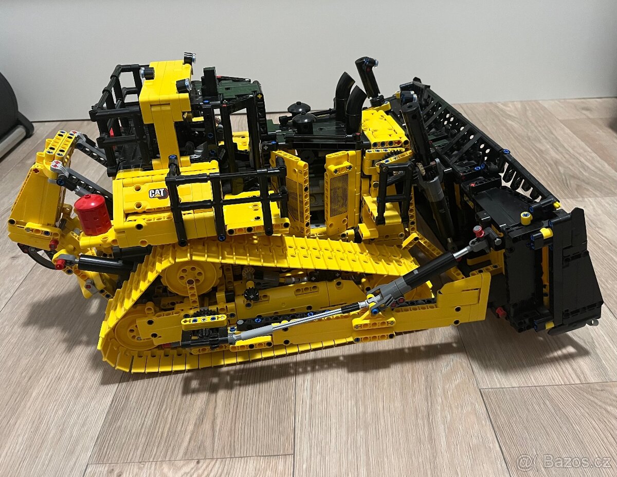 Lego TECHNIC 42131 Buldozer Cat D11T DÁLKOVÉ OVLÁDÁNÍ - 8