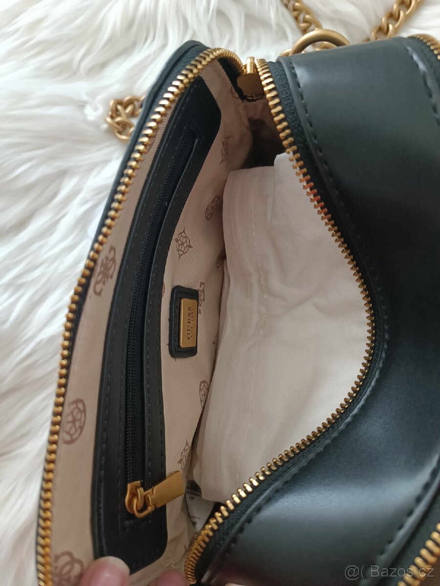 Černá crossbody kabelka Guess - 8
