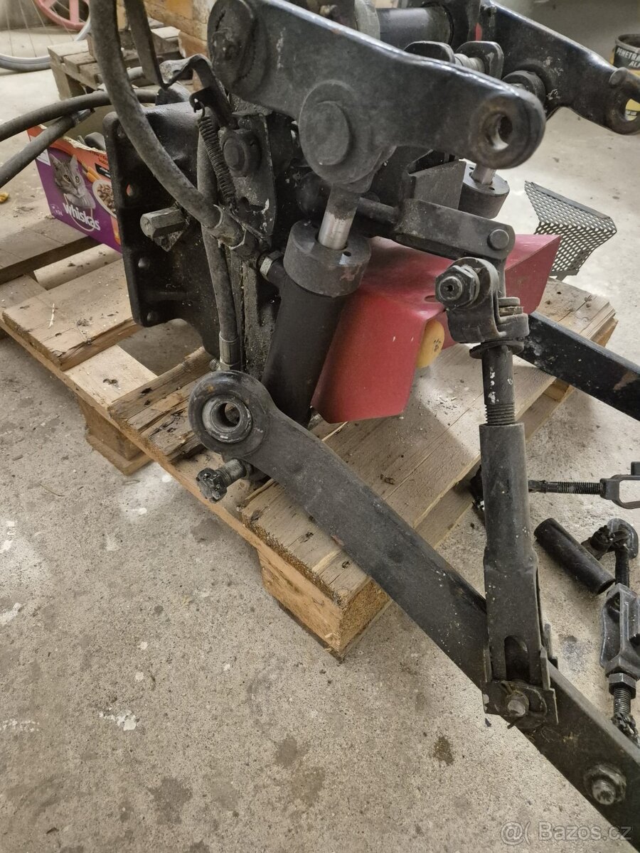 Přední 3 bodový hydraulický závěs na Belarus 320.4 - 8