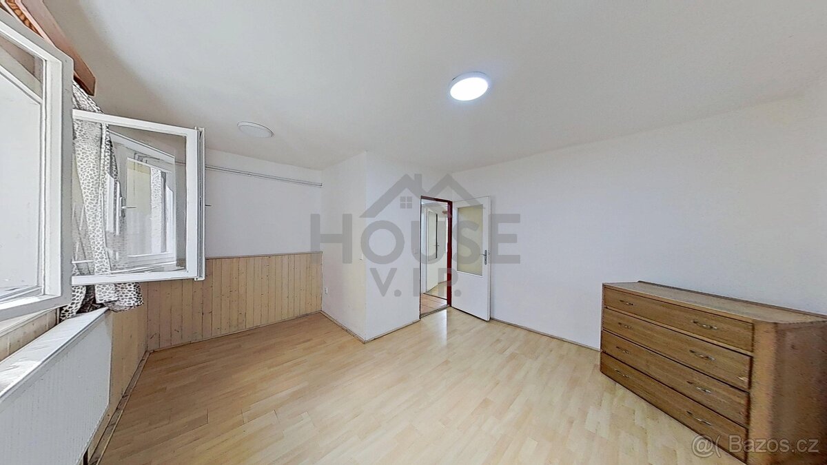 Prodej rodinného domu 4+1 na pozemku 938 m2 s prostornou díl - 8