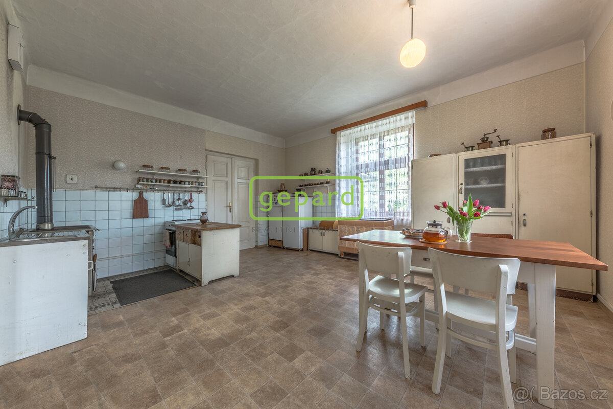 Vesnická usedlost-rodinný dům s hospodářskými stavbami v Ho - 8