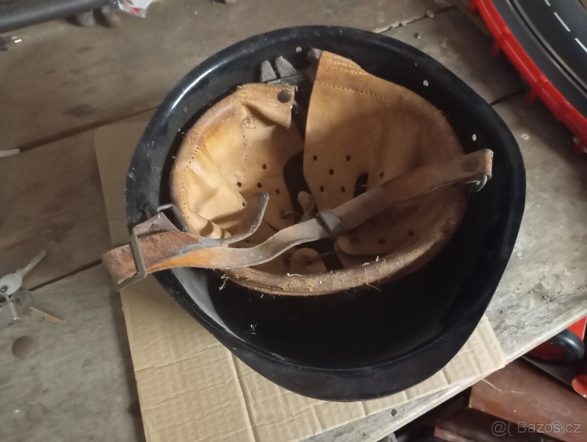 Stará plechová přilba, helma asi vojenská, nebo hasičská - 8