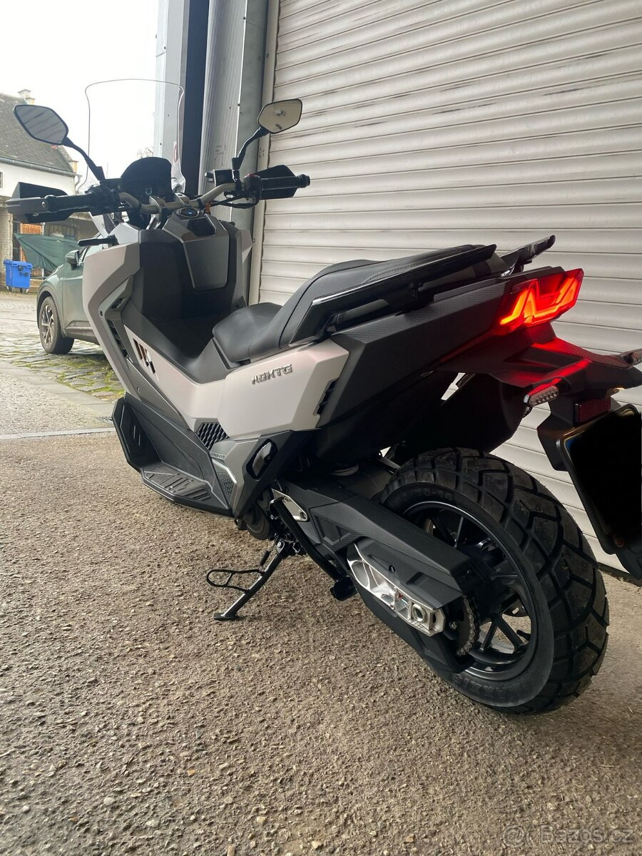 SYM - ADX TG 400 - BÍLÁ - PŘEDVÁDĚCÍ SKÚTR - 8