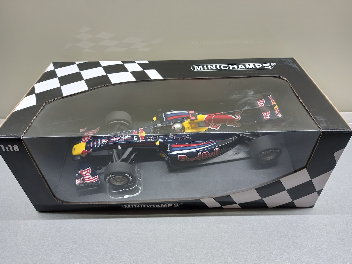 2X F1 RED BULL RB6 2010 a RB7 2011 VETTEL MINICHAMPS 1:18 - 8