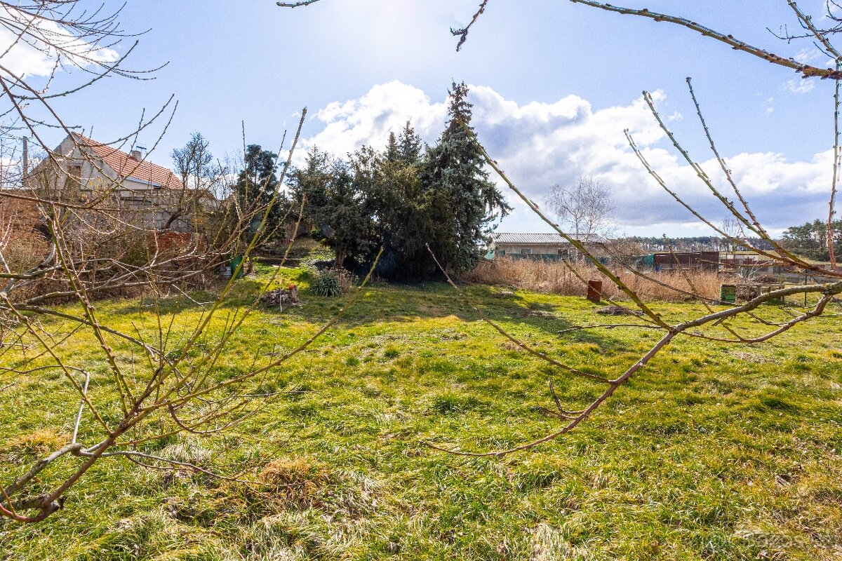 Prodej stavebního pozemku 946 m² Páleč - 8