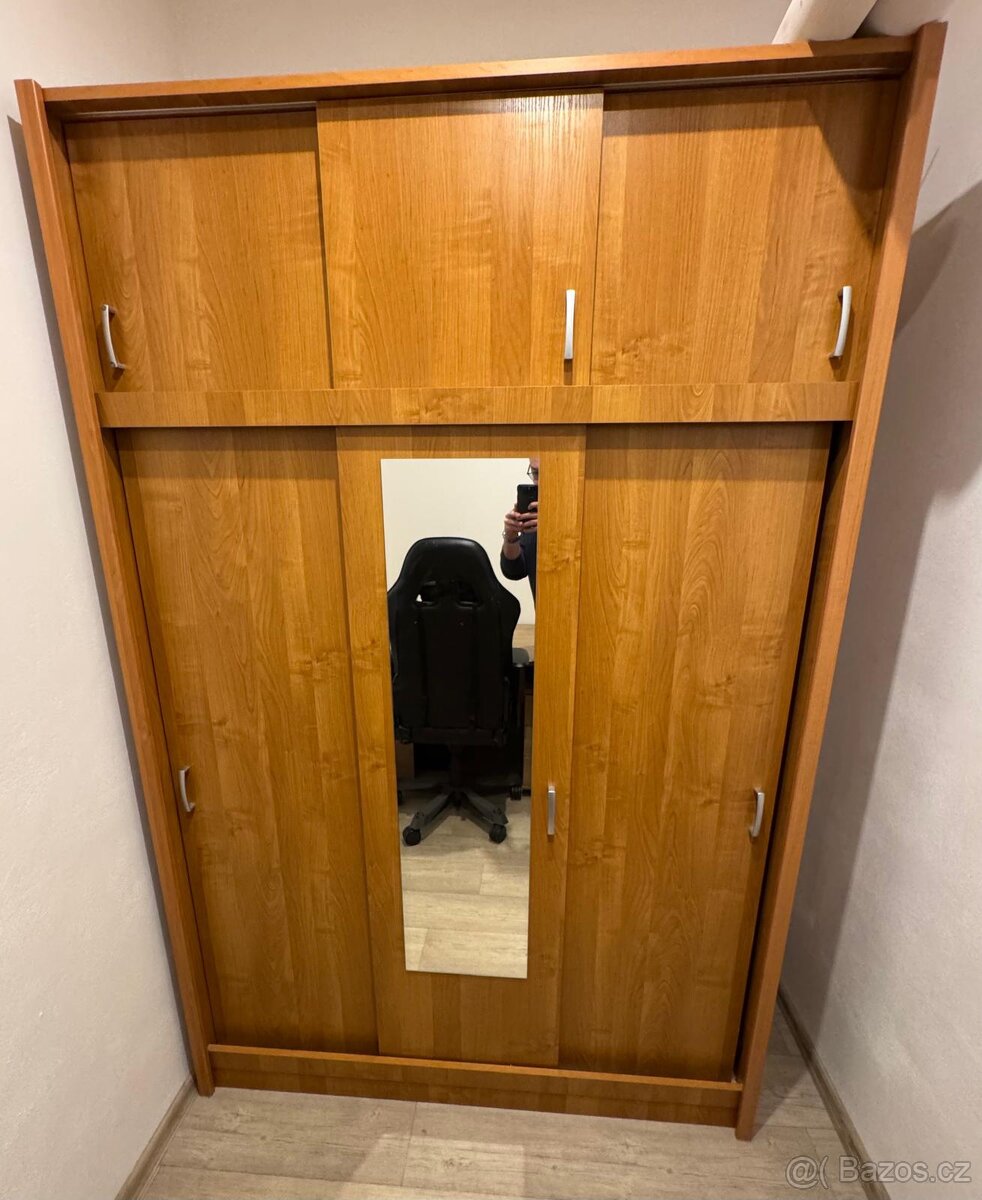 Velká dřevěná skříň masivní - 8