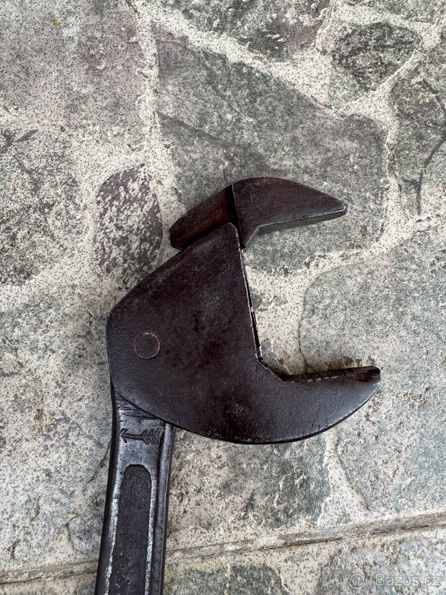 Starý samosvorný klíč - hasák a starou ruční vrtačku - 8