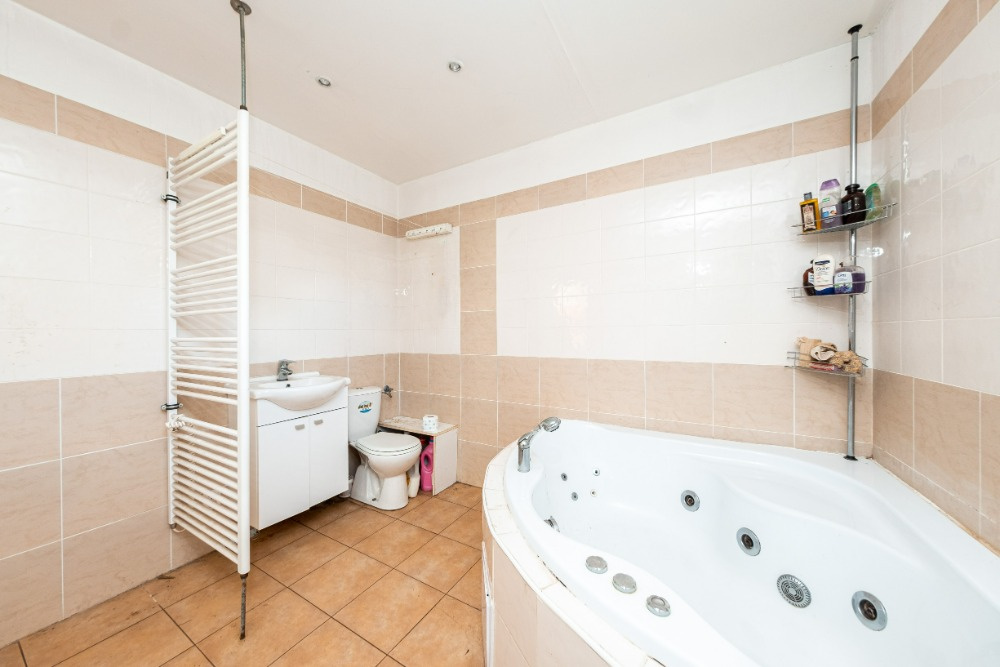 Dům s atmosférou, velkým pozemkem, garáží a terasou - 8