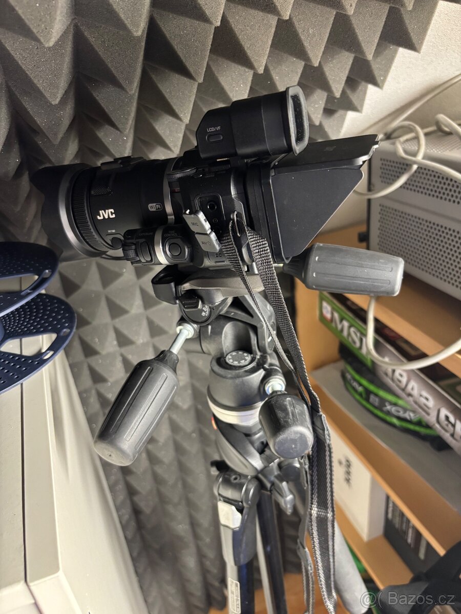 Kamera JVC GC-PX100be, osvětlovací stojan - 8