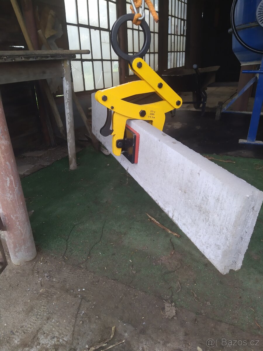 Samosvorné manipulační kleště na stavbu betonového plotu - 8