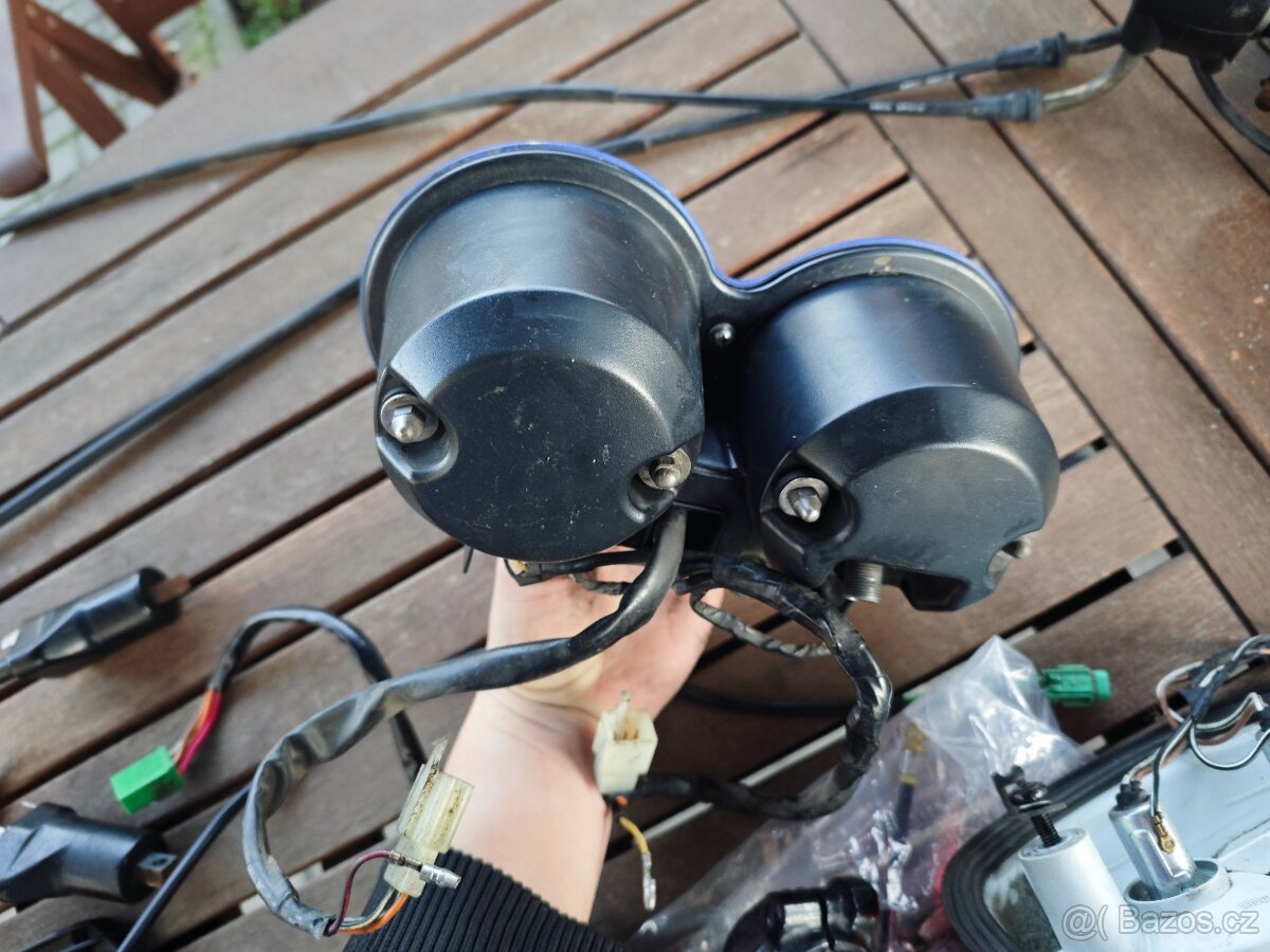 Suzuki GS 500 - díly - karburátory - 8