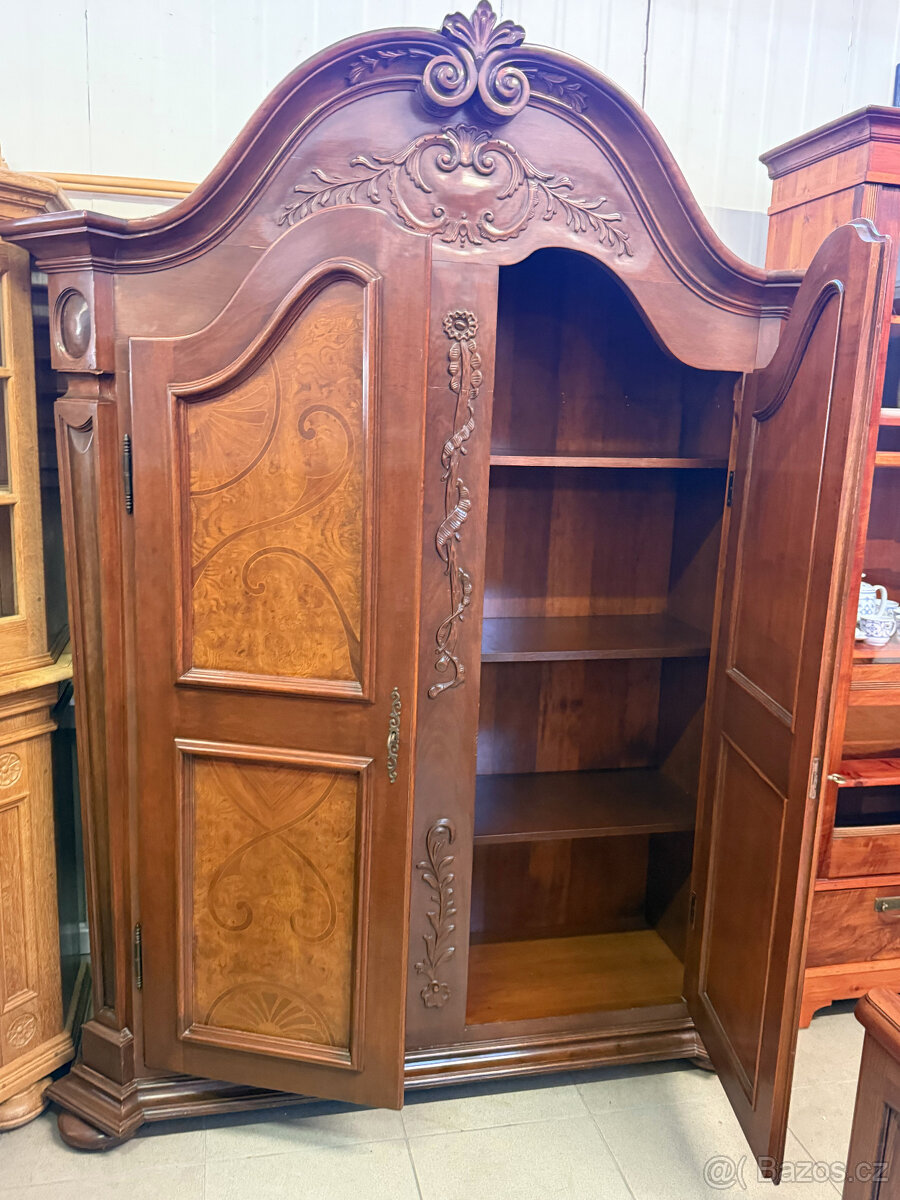 Dvoudvéřová zdobená starožitná skříň s intarzií - 8
