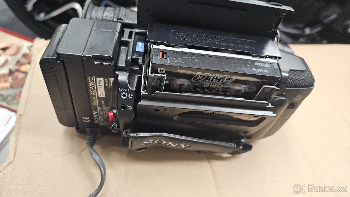 Sony Handycam Video8 CCD TR565E - 8