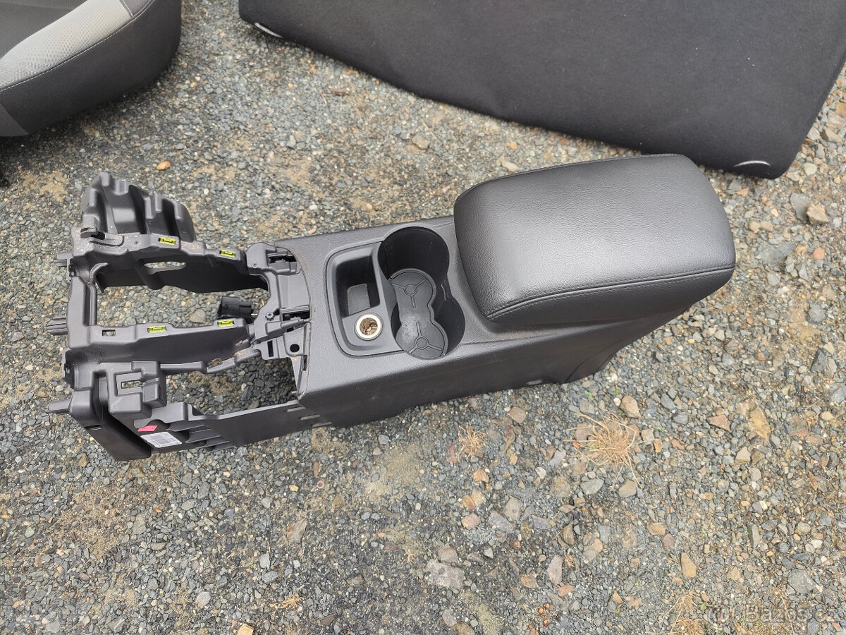 Sedačky, tapeci, koberec... Focus III - 8