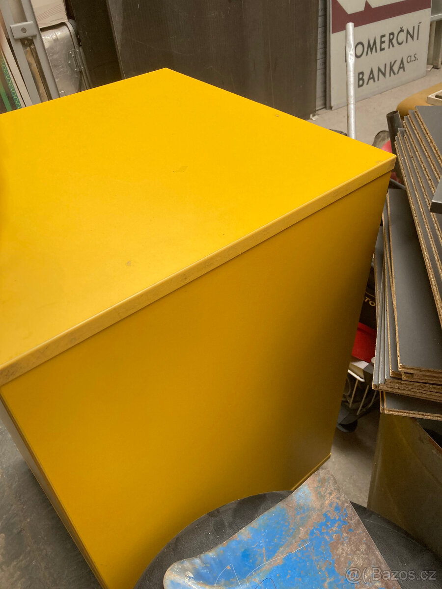 Skříňka TECHO se zámkem nízká na kolečkách 800 kč - 8