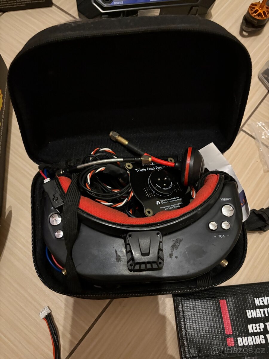 FPV dron + FPV bryle + baterie + nahradní díly - 8