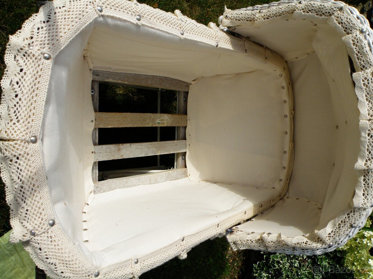 Starožitný kočárek po renovaci - 8