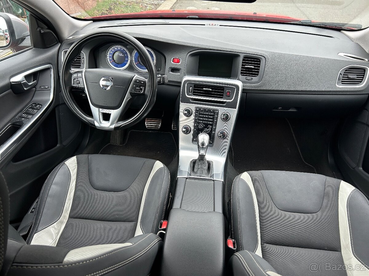 Volvo S60 2.4 D5 AWD R-Design 169kW 4x4 SERVISKA - 8