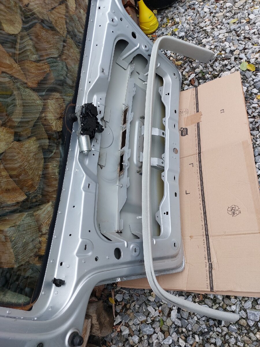 VW Touran zadní víko kufru - 8