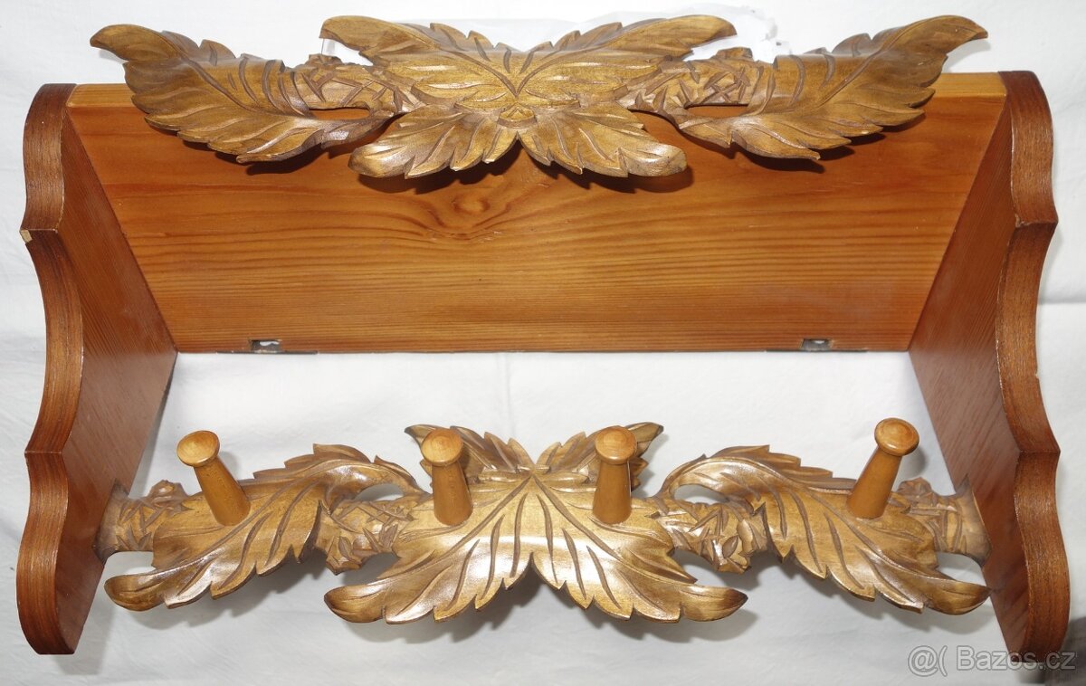 Vyřezávaná skříňka, vyřezávané poličky, podstavce na květiny - 8