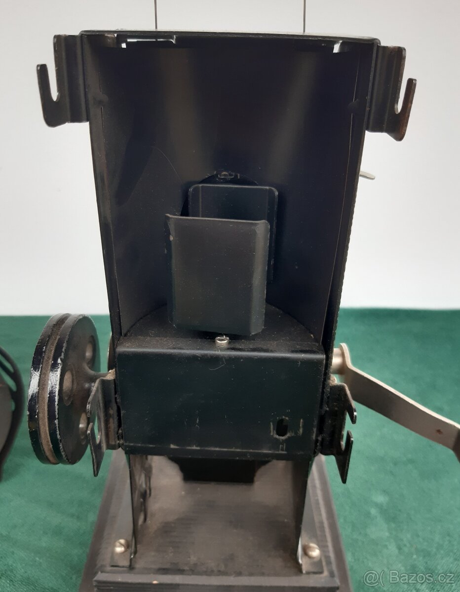 Promítačka na ruční pohon - 8