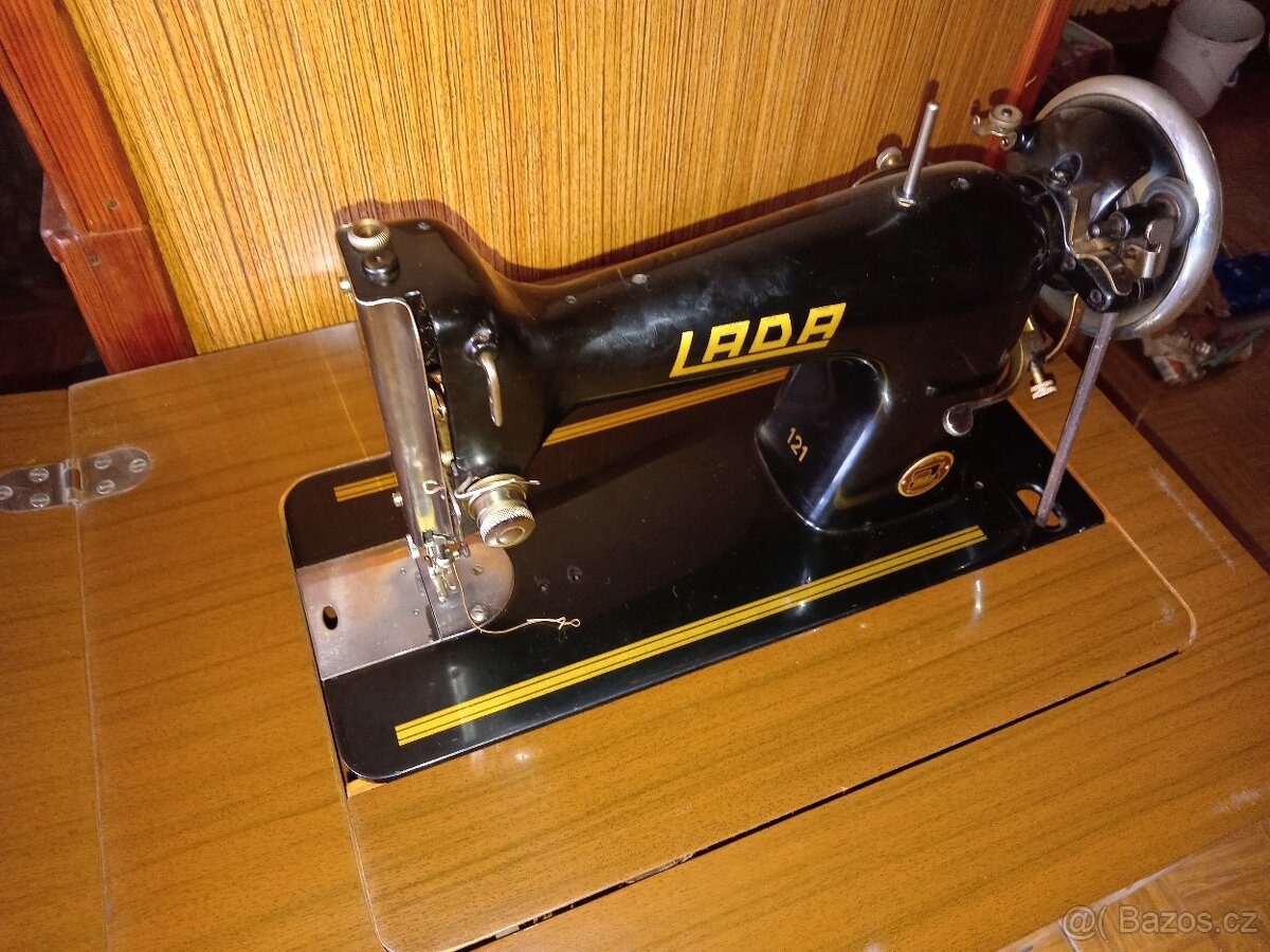 Šicí stroj LADA - 8