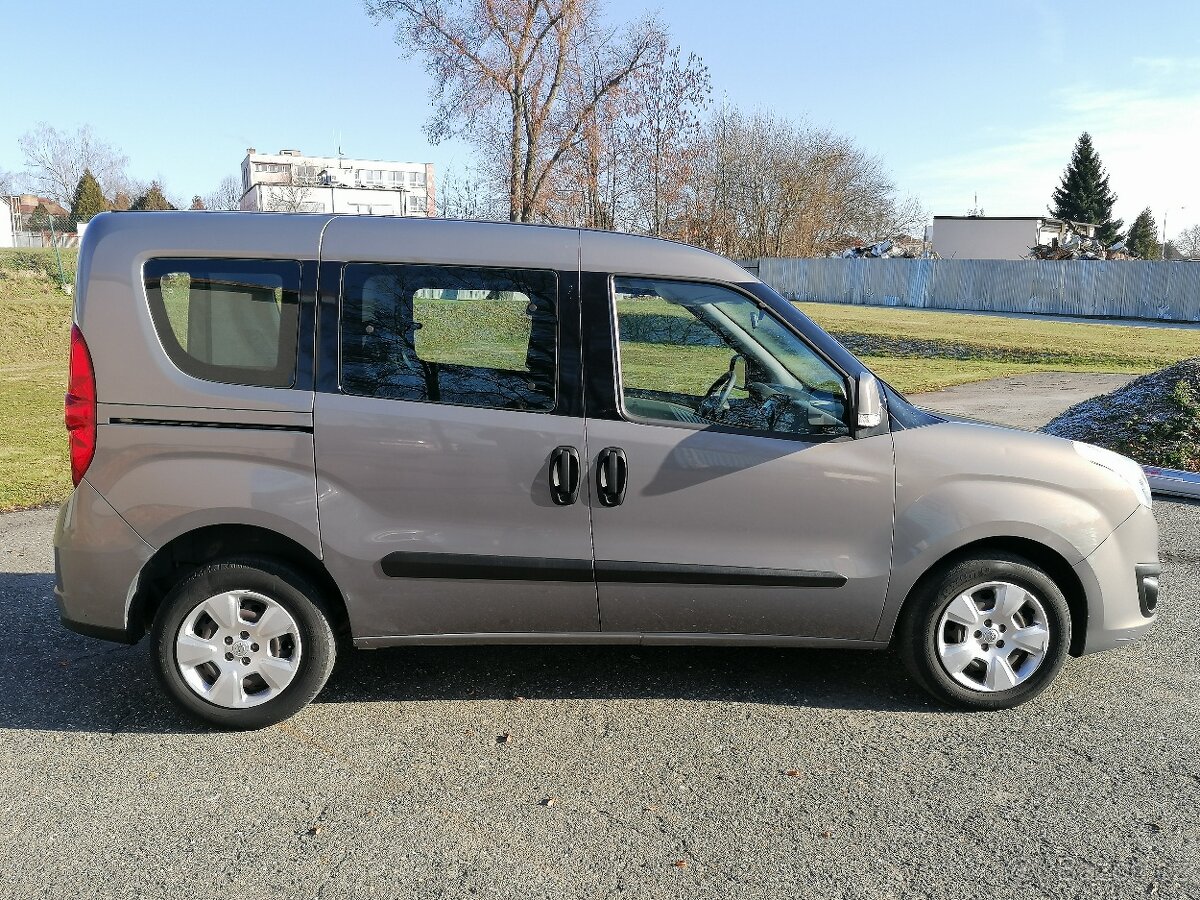 Opel Combo 1.6CDTi 77kw 5 míst - 8