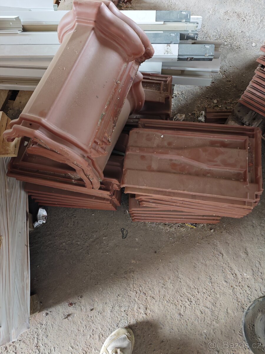 Stavební materiál – střešní tašky a další, různé druhy. - 8