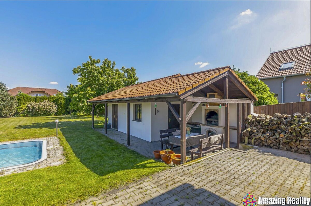 Prodej nadstandardního rodinného domu se zahradním domkem a - 8