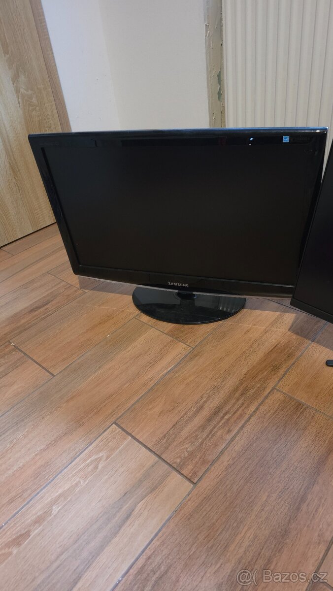 Prodám herní počítač se dvěma monitory - 8