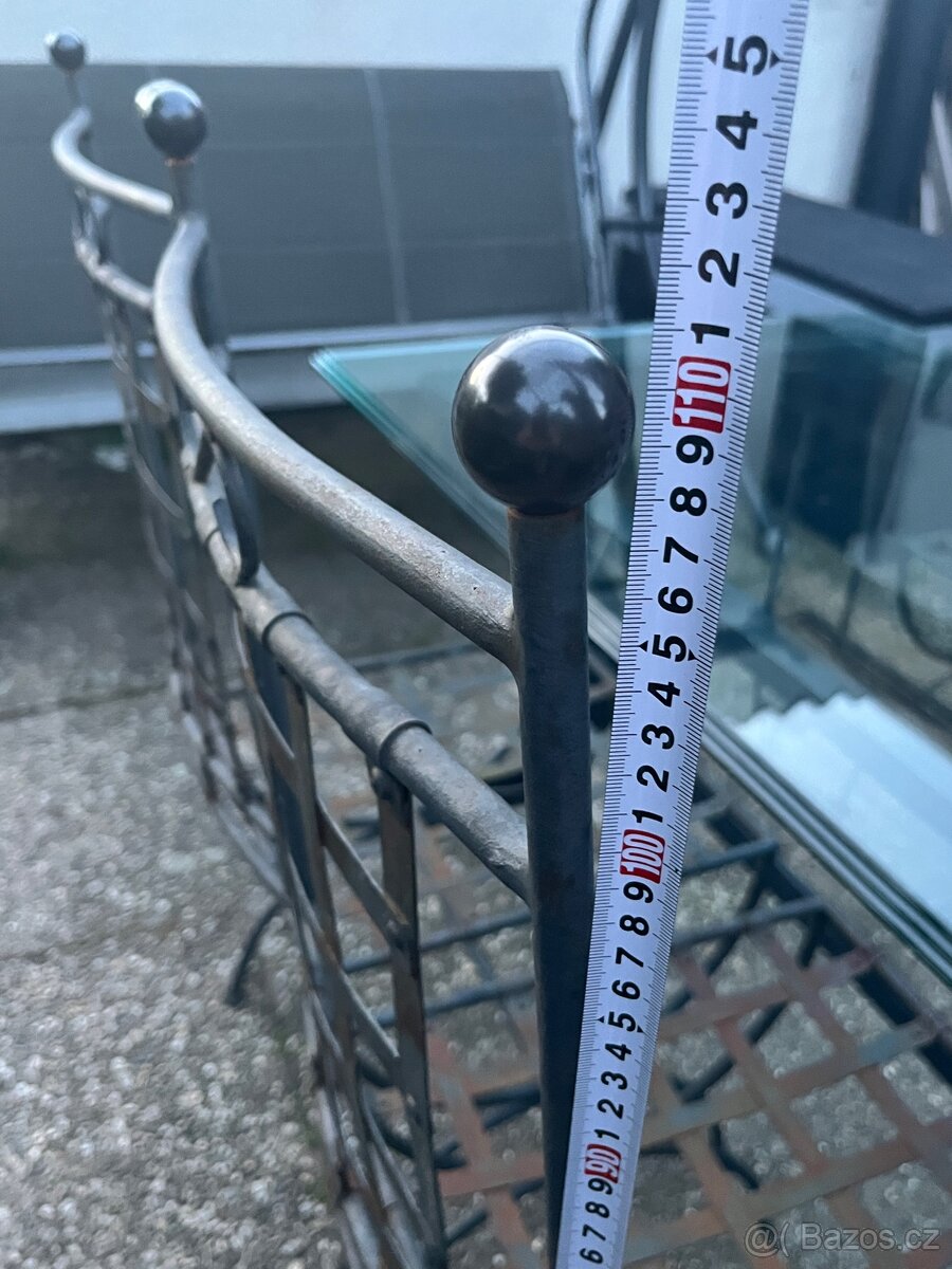Masivní kovaný zahradní set - stůl plus 4 židle - 8