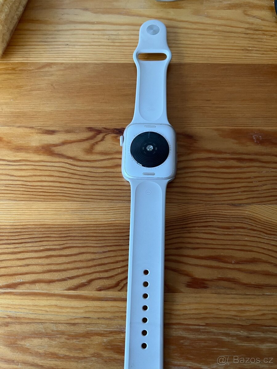 Apple Watch SE 2 (GPS) 44 mm bílé barvě - 8