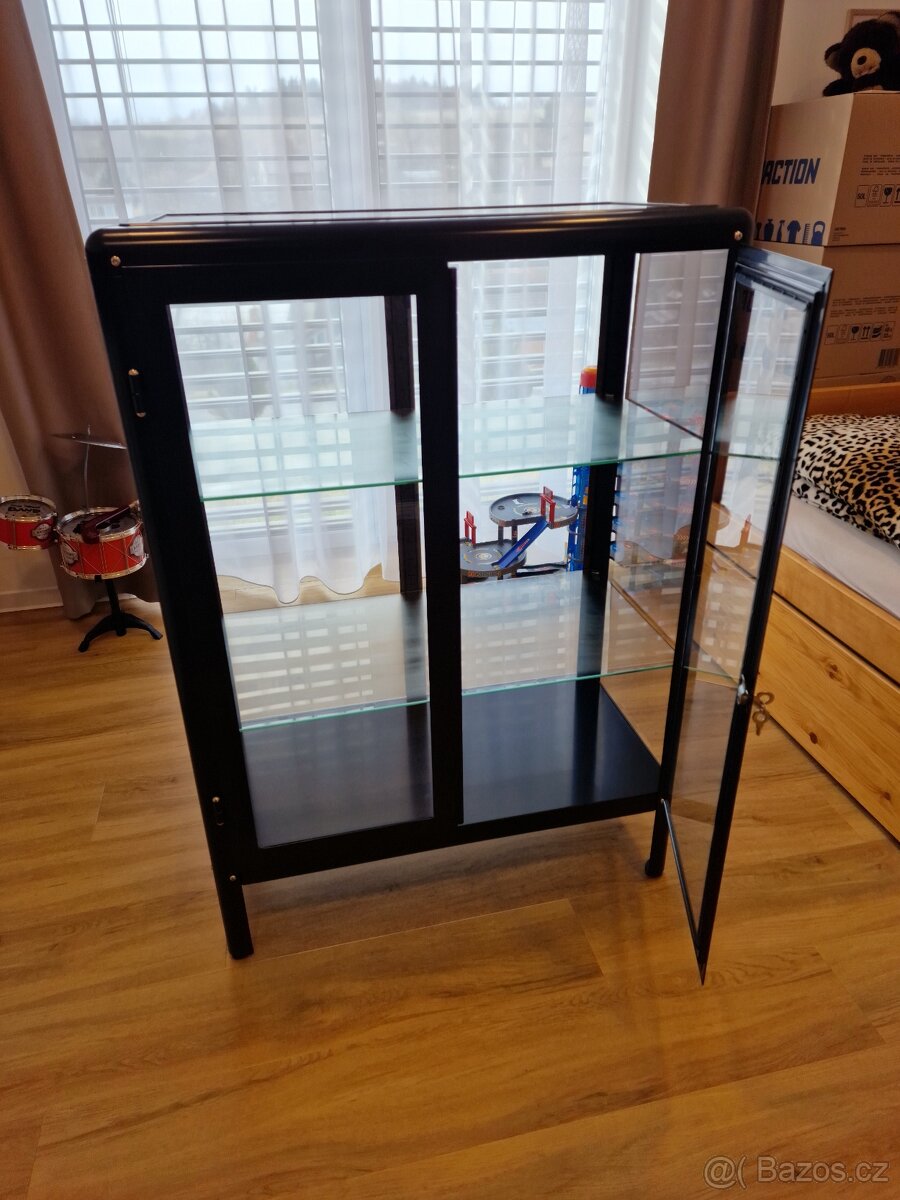 Skleněná vitrína - 8