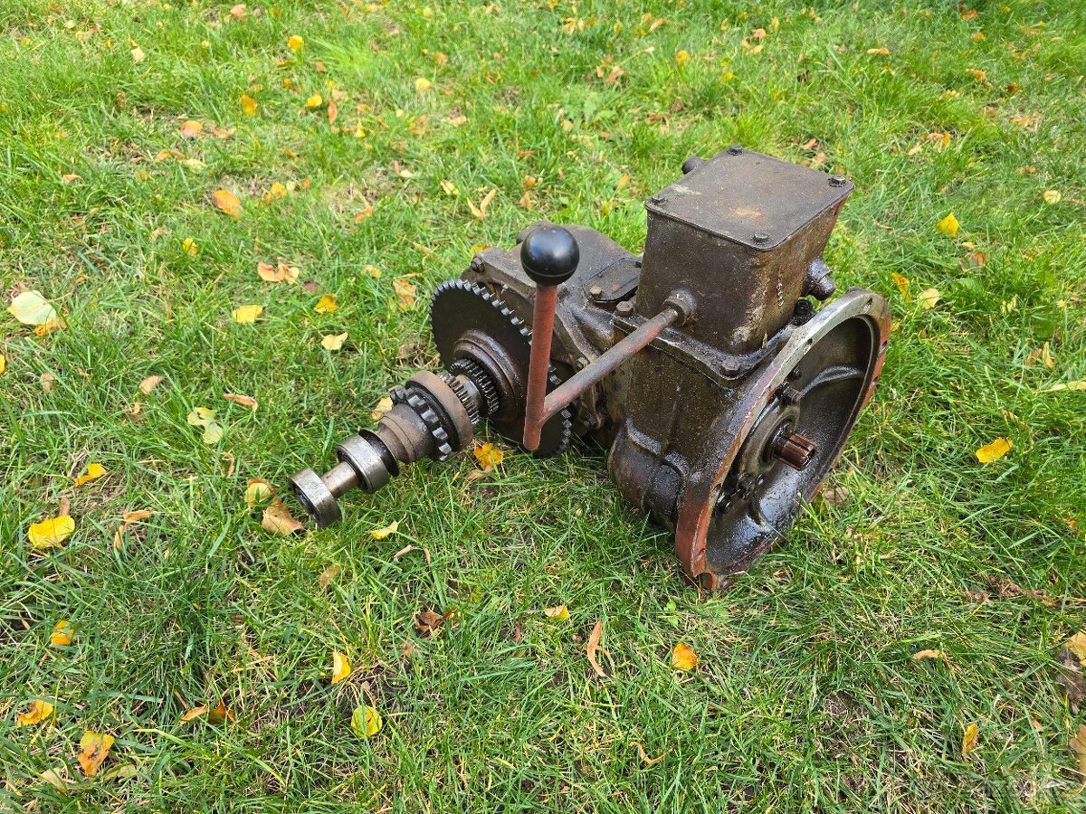 Převodovka z frézky - náhradní díly - 8