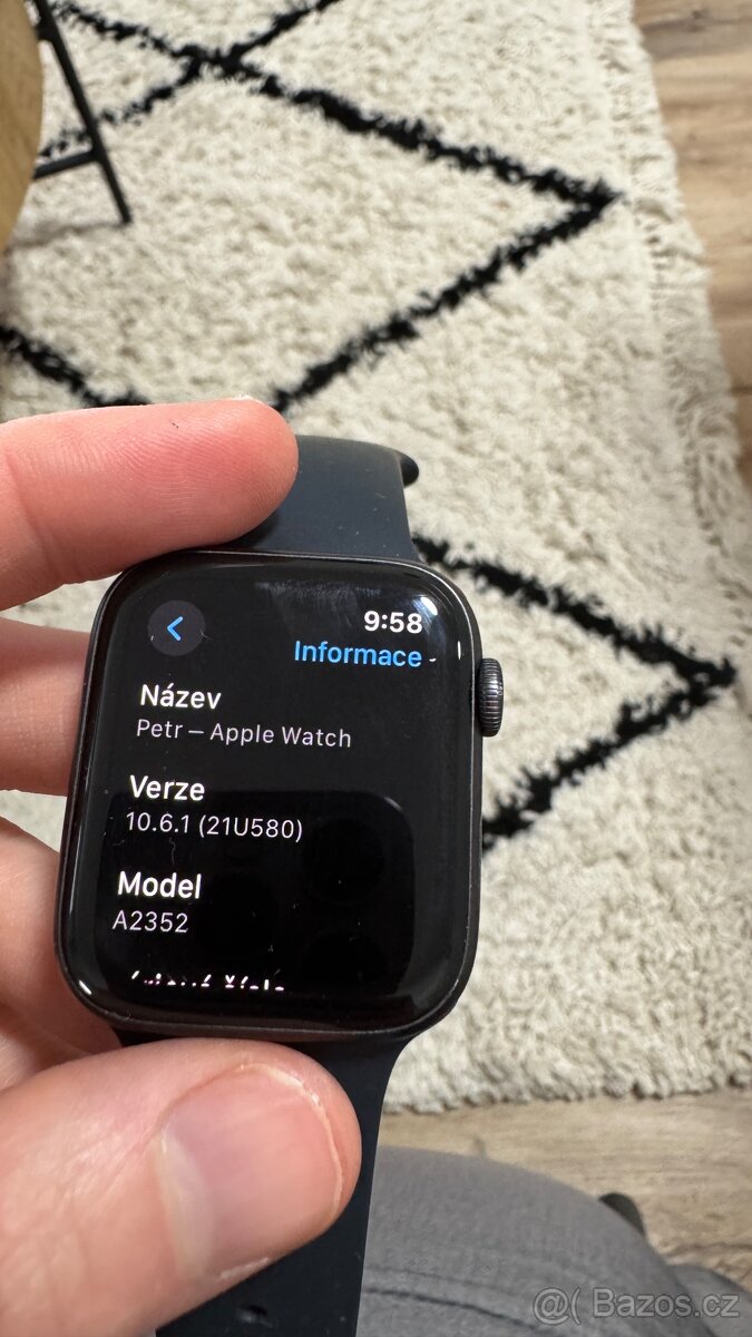 Apple Watch SE 3 se sportovním řemínkem - 8