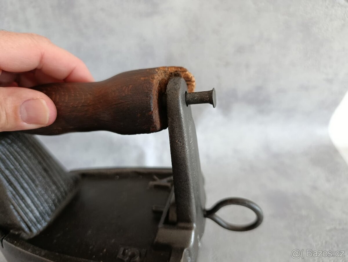 Stará velká orig. atypická žehlička s komínem. Krásná atyp - 8