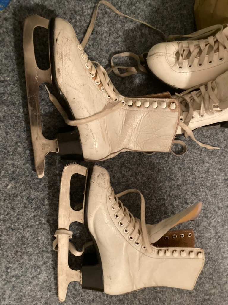 Dva páry dívčích bruslí - 8