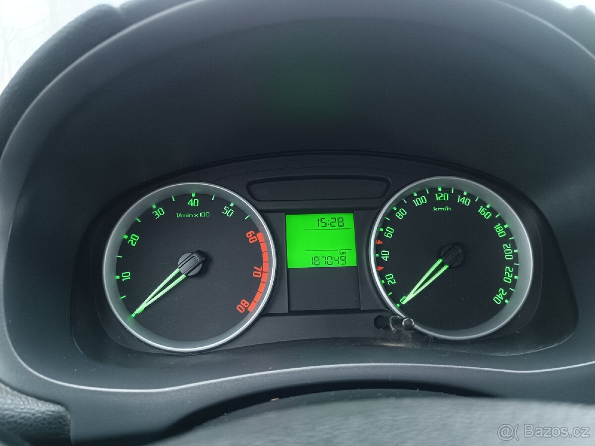 Škoda Fabia II 1, 4 16V NOVÁ STK, závěs - 8