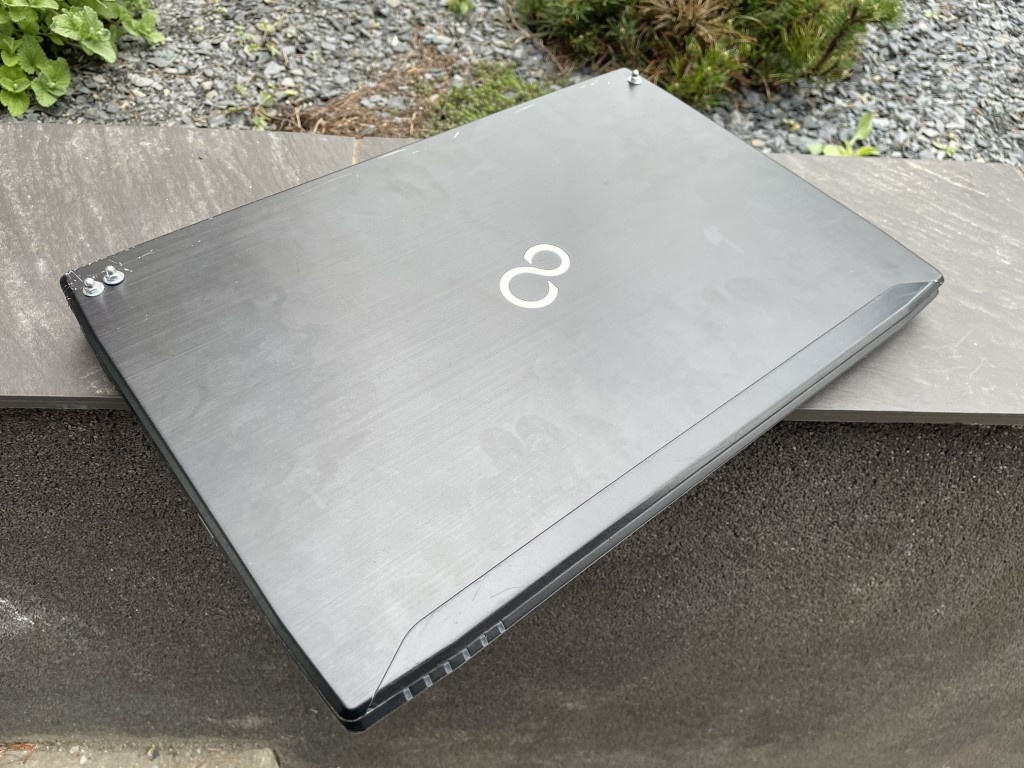 Větší 15.6" notebook na hry s NVIDIA GeForce - 8