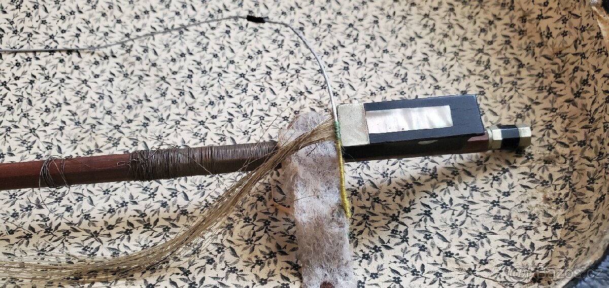 Housle atypicky zdobené. - 8