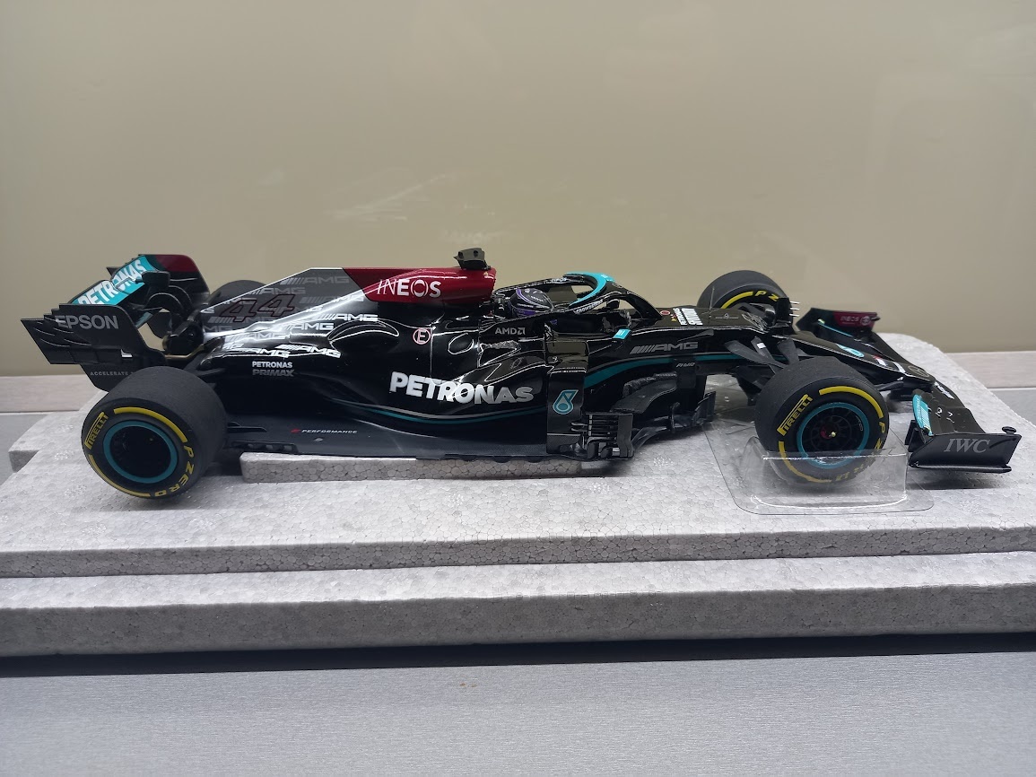 F1 MERCEDES W12 HAMILTON VÍTĚZ BAHRAINU 2021 MINICHAMPS 1:18 - 8