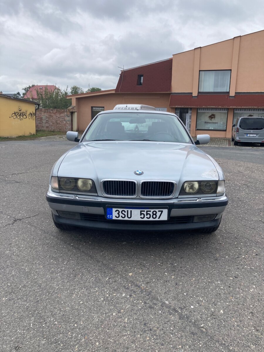 BMW E38 730i V8 - 8