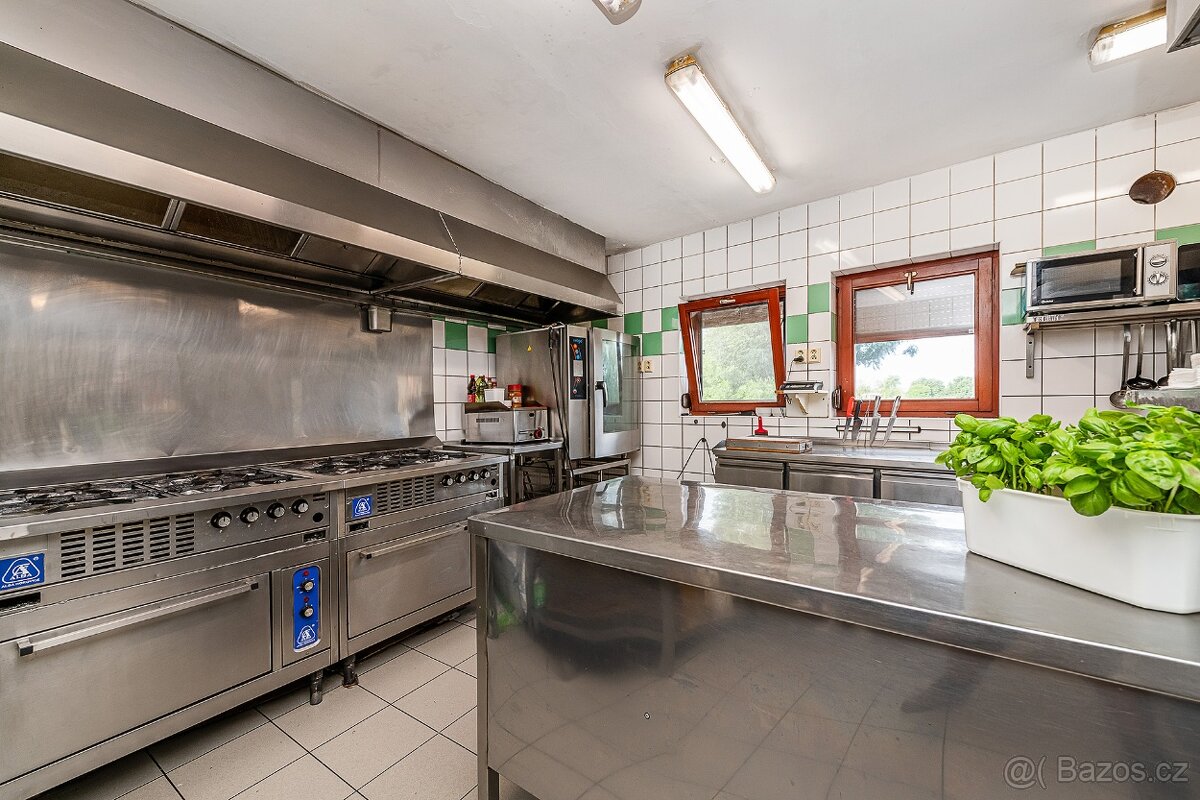 Prodej zavedeného motorestu s ubytováním, sálem a prodejnou - 8