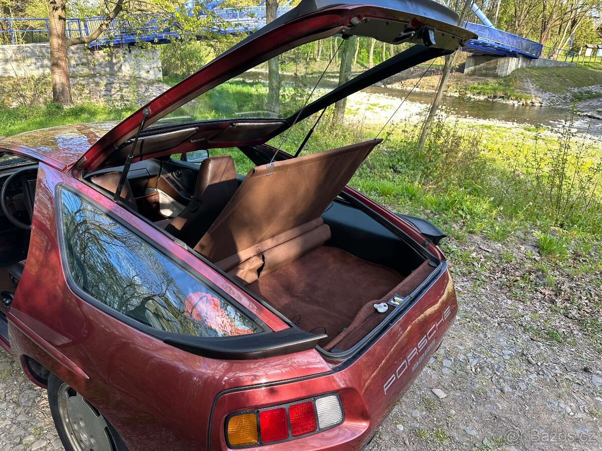 PORSCHE 928S - 8