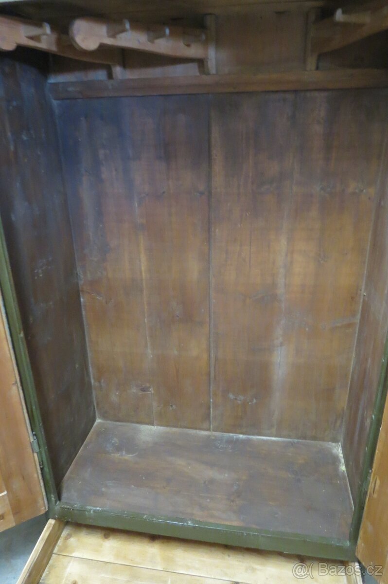 Malovaná skříň po celkové starší renovaci - 8