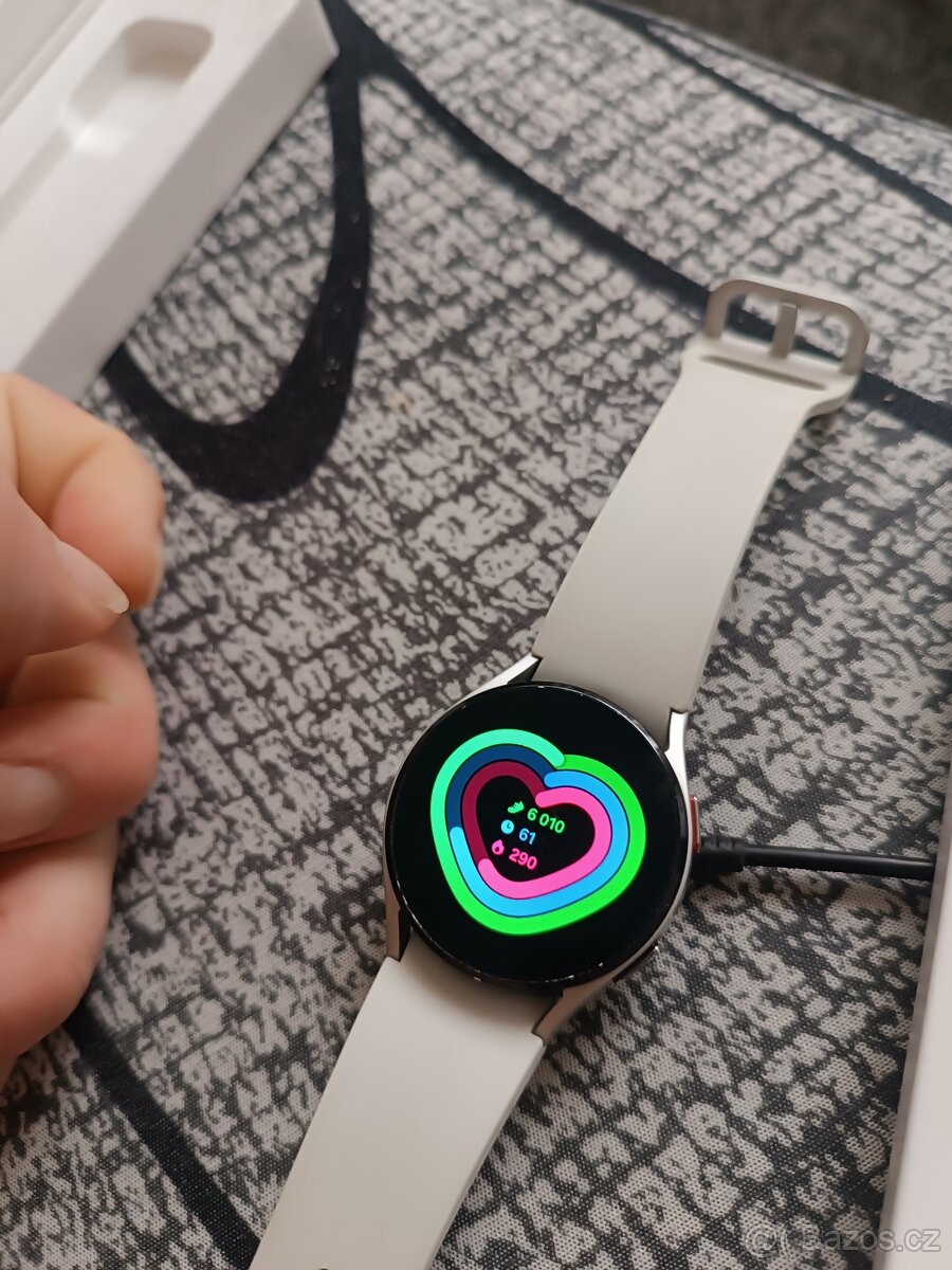 Samsung Galaxy Watch 4 stříbrné - 8