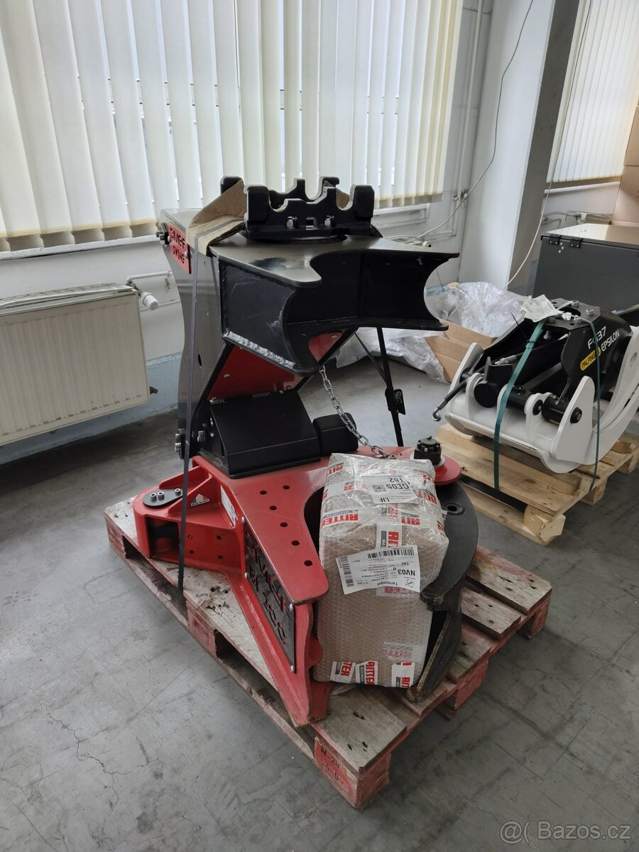 Lesní traktor JOHN DEERE 6145R + vyvážečka - 8