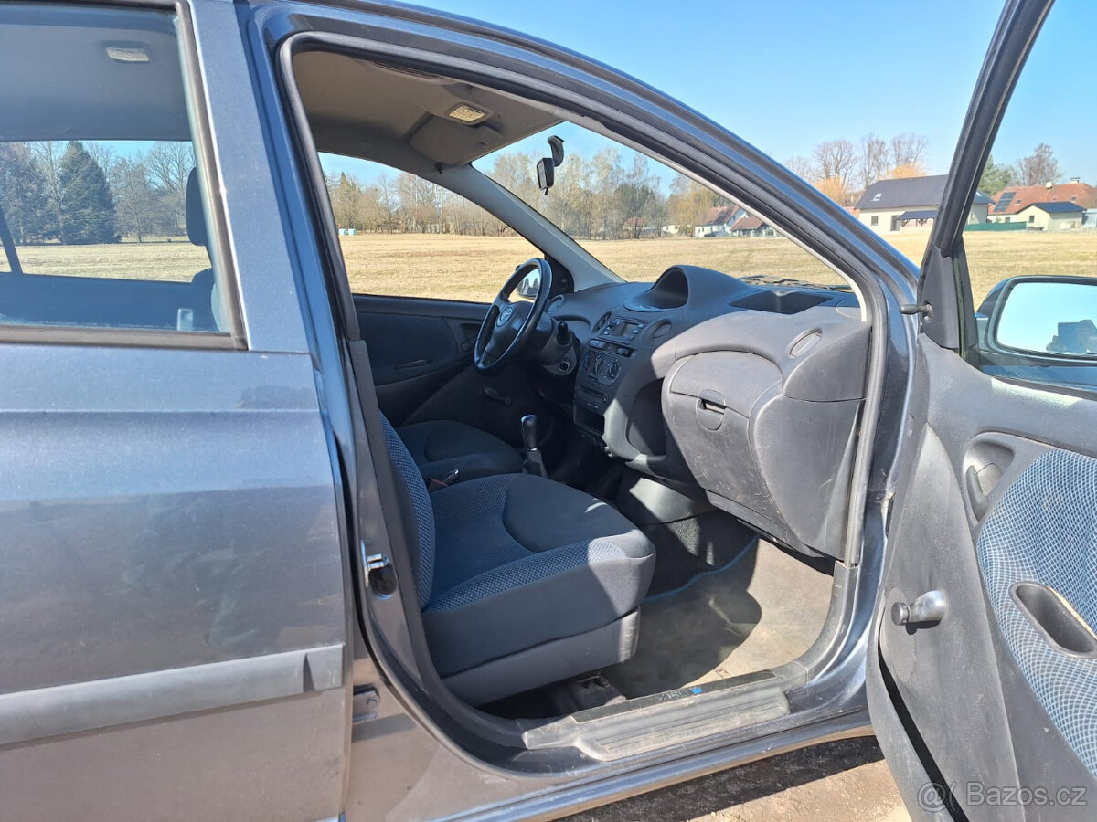 Toyota Yaris 1.0 - 8