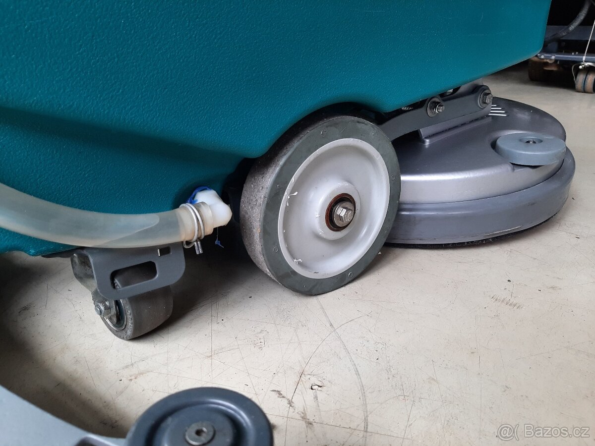 Podlahový mycí stroj Tennant T2 - zánovní stav 134 Mth - 8